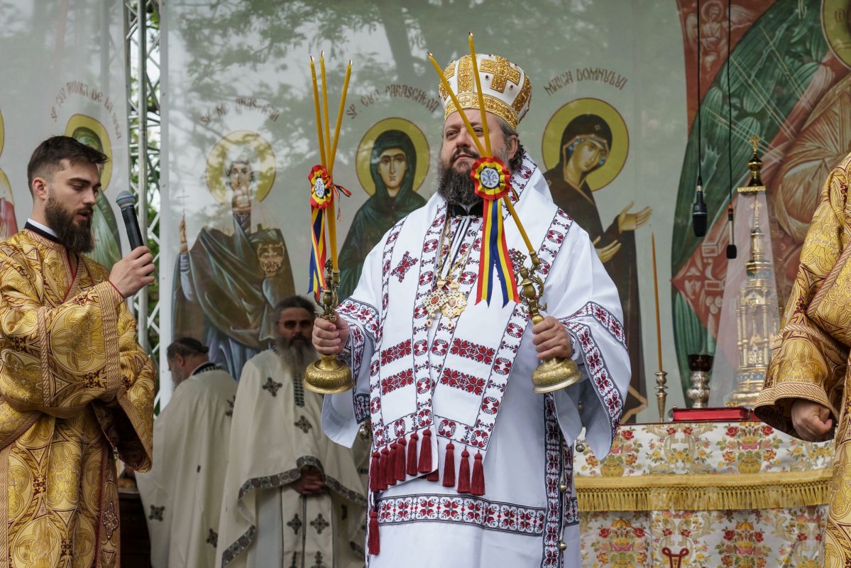 Doi ierarhi au sfințit Altarul de vară al Mănăstirii Vlădiceni din Iași 331108