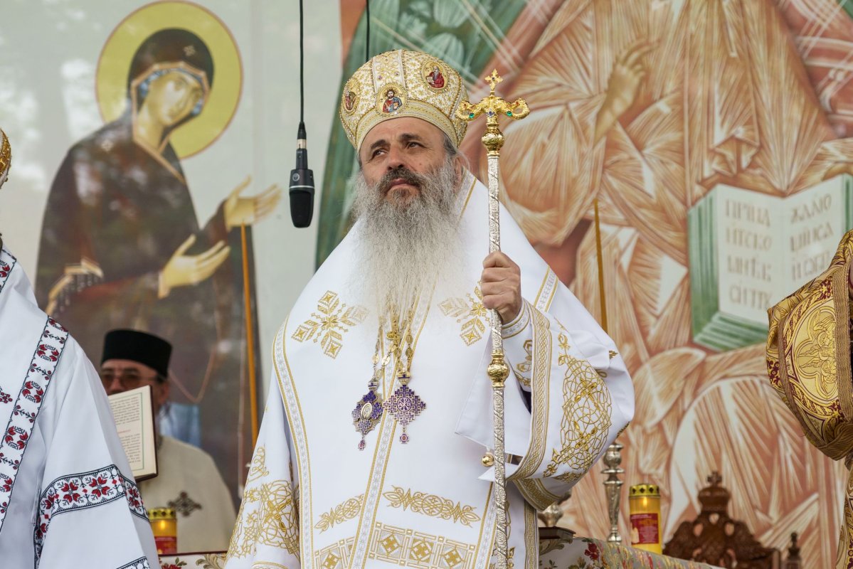 Doi ierarhi au sfințit Altarul de vară al Mănăstirii Vlădiceni din Iași 331110