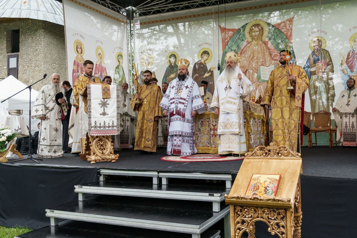 Doi ierarhi au sfințit Altarul de vară al Mănăstirii Vlădiceni din Iași 331111