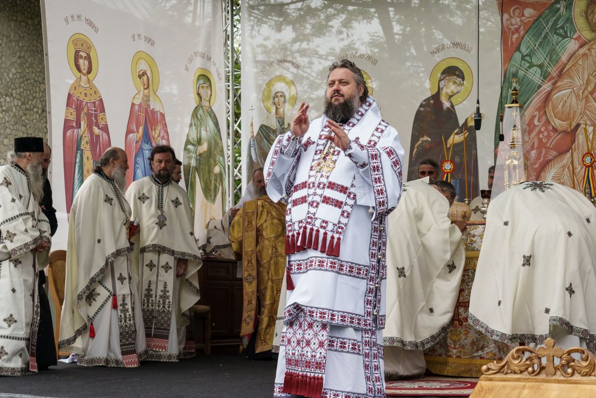 Doi ierarhi au sfințit Altarul de vară al Mănăstirii Vlădiceni din Iași 331112