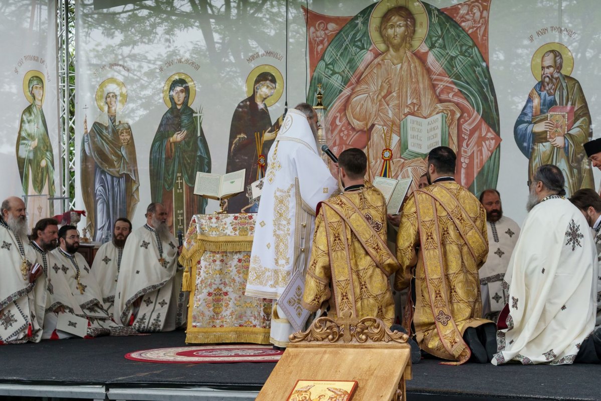 Doi ierarhi au sfințit Altarul de vară al Mănăstirii Vlădiceni din Iași 331113