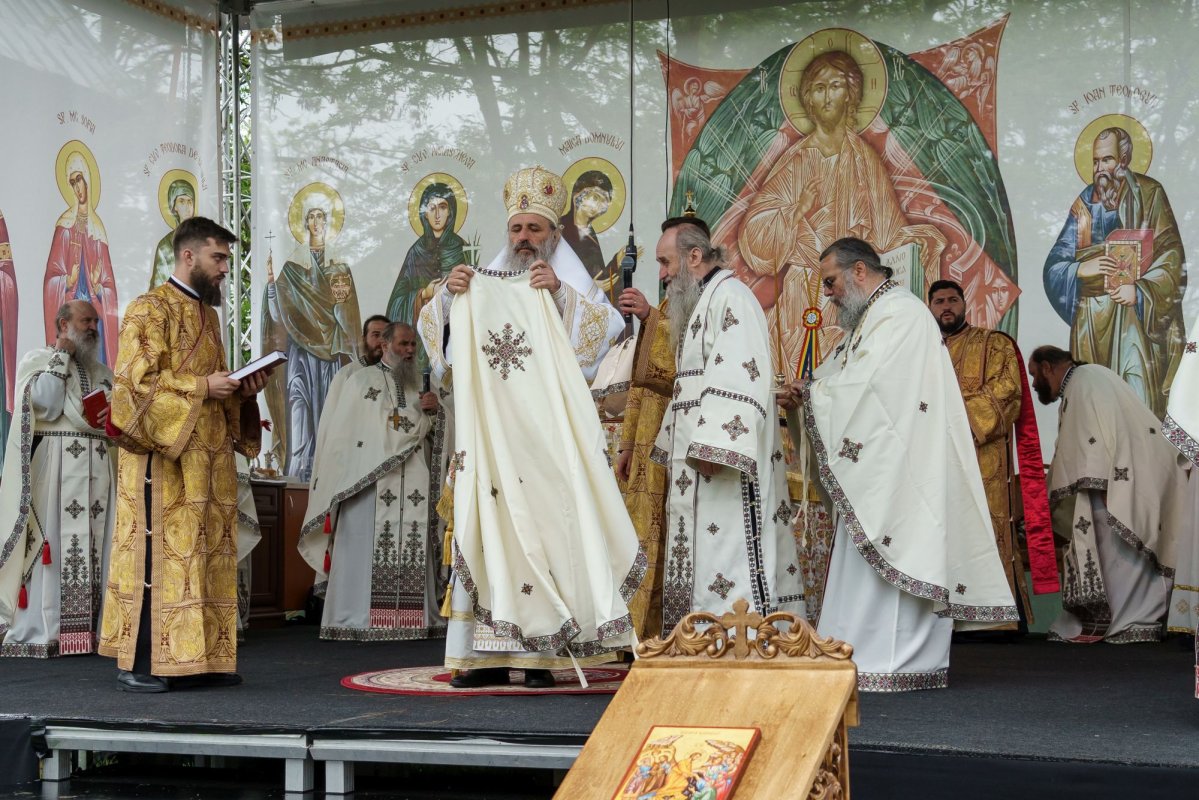 Doi ierarhi au sfințit Altarul de vară al Mănăstirii Vlădiceni din Iași 331114