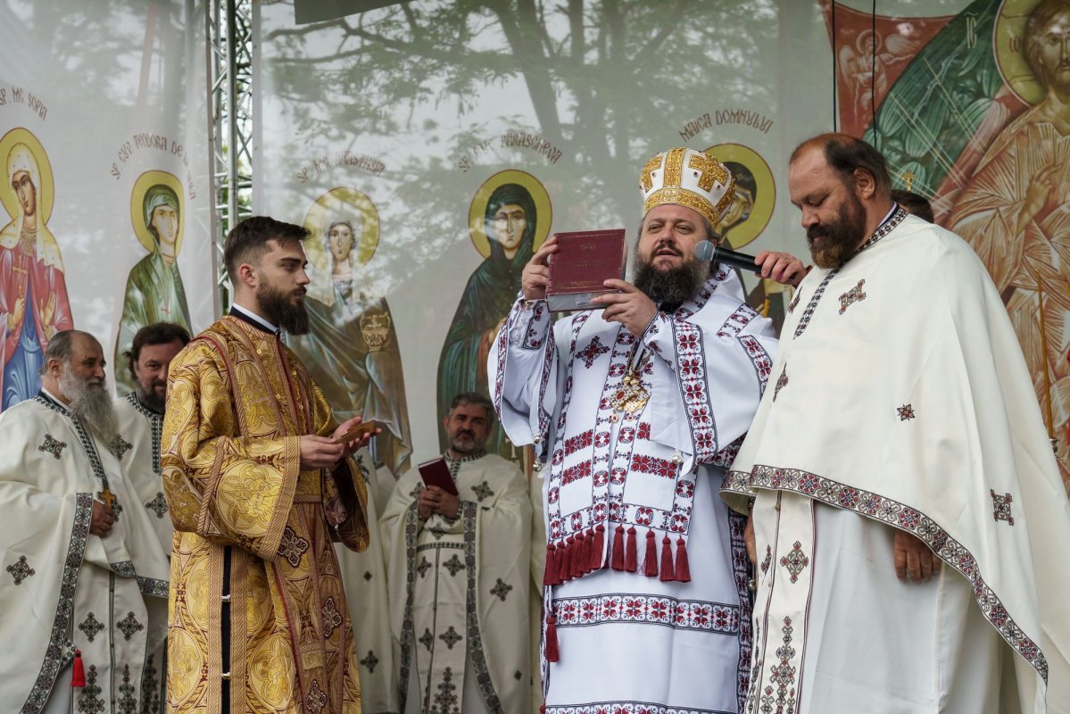 Doi ierarhi au sfințit Altarul de vară al Mănăstirii Vlădiceni din Iași 331115