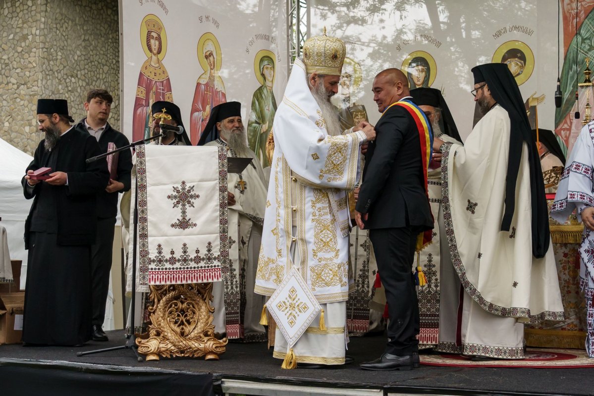 Doi ierarhi au sfințit Altarul de vară al Mănăstirii Vlădiceni din Iași 331116