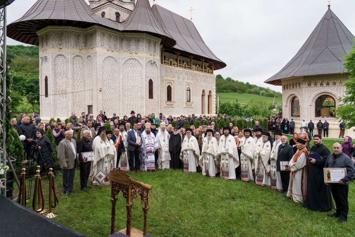 Doi ierarhi au sfințit Altarul de vară al Mănăstirii Vlădiceni din Iași 331117