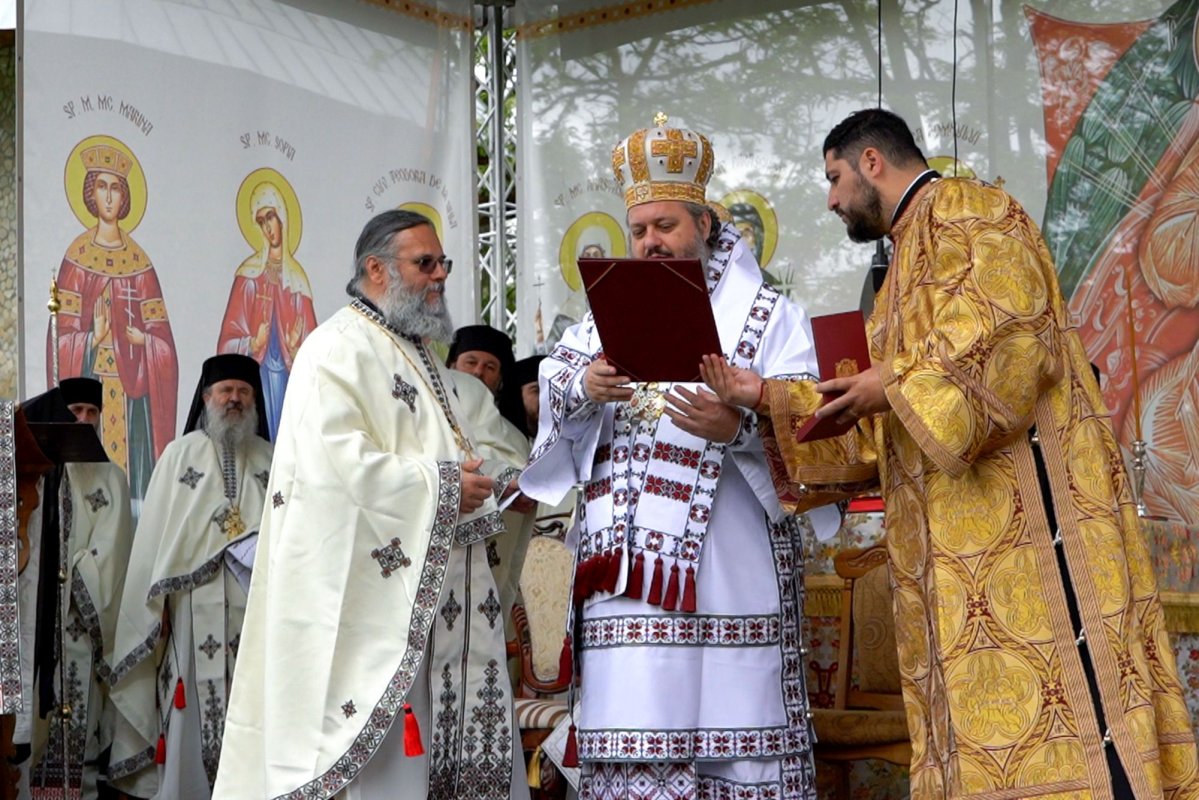 Doi ierarhi au sfințit Altarul de vară al Mănăstirii Vlădiceni din Iași 331118