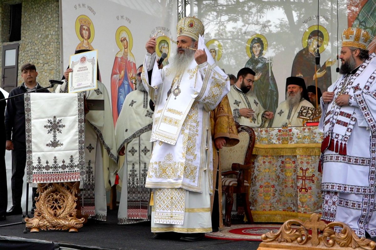 Doi ierarhi au sfințit Altarul de vară al Mănăstirii Vlădiceni din Iași 331119