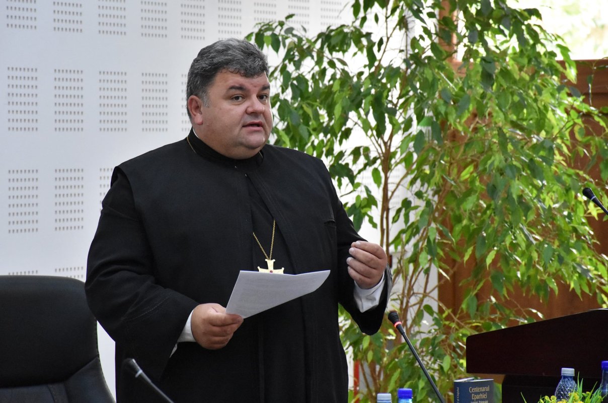 Zbuciumatul secol XX şi activitatea primilor cinci patriarhi 330395