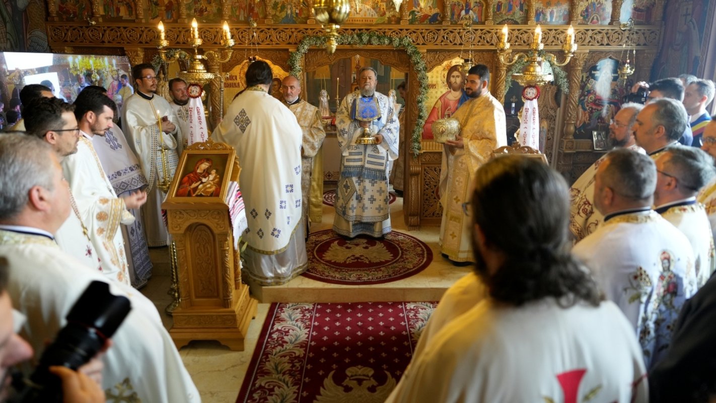 Biserica „Adormirea Maicii Domnului” din Râşnov a fost sfinţită 331268