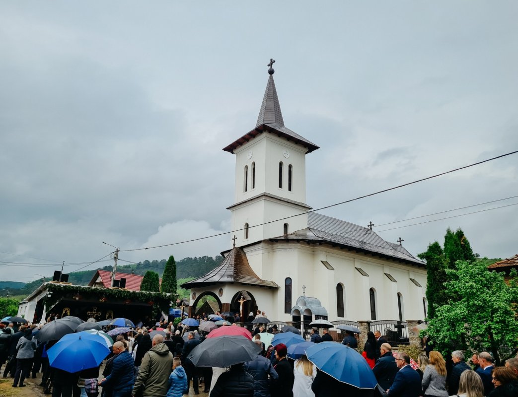 Resfințirea Bisericii „Sfinții Arhangheli Mihail și Gavriil” din Beudiu 331207