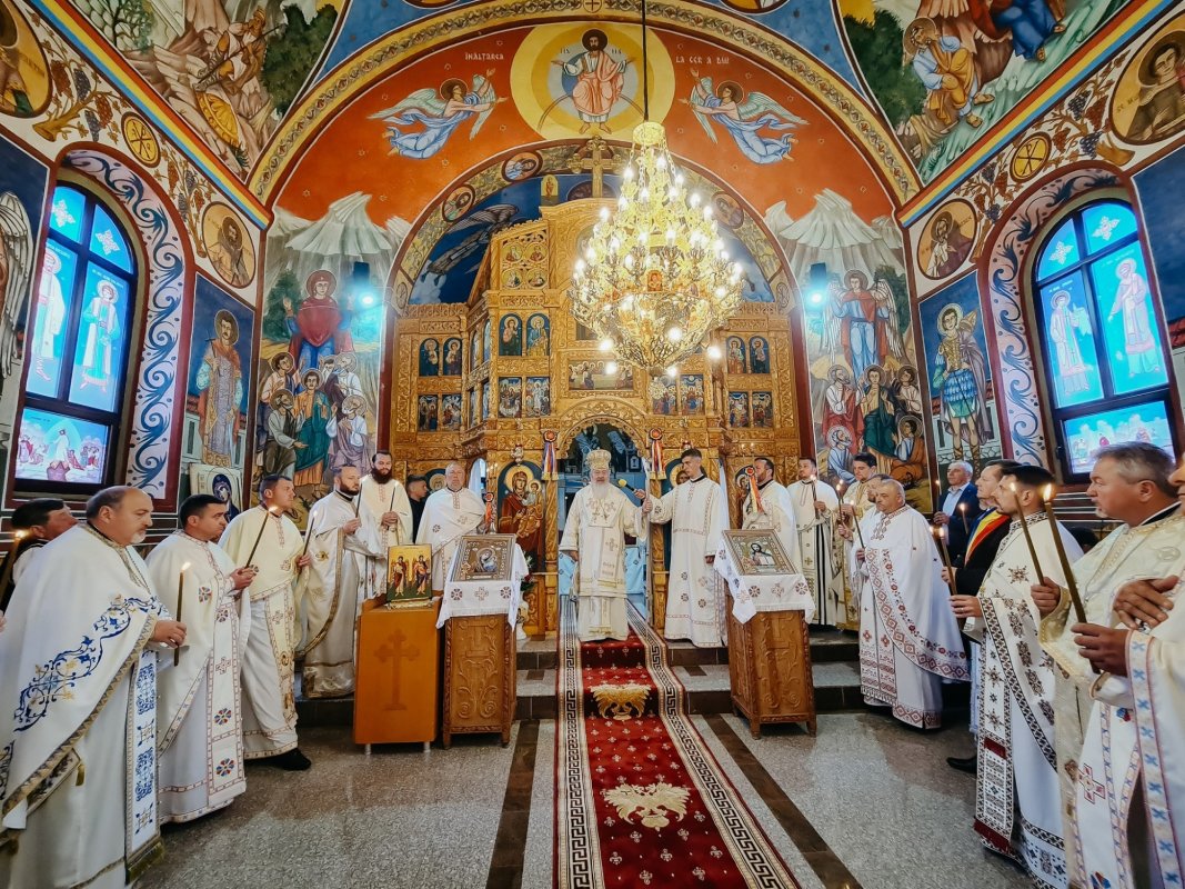 Resfințirea Bisericii „Sfinții Arhangheli Mihail și Gavriil” din Beudiu 331210