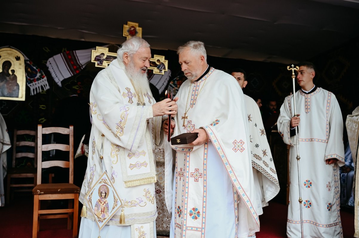 Resfințirea Bisericii „Sfinții Arhangheli Mihail și Gavriil” din Beudiu 331212