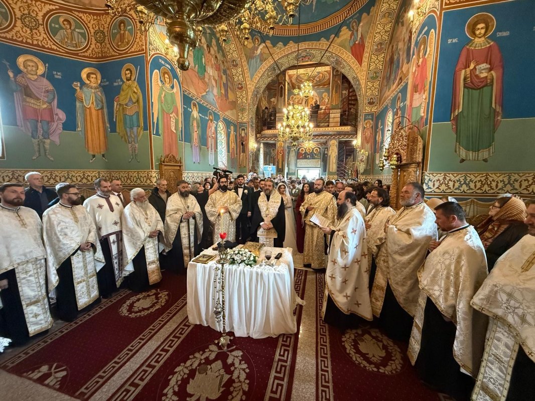 „Suntem chemați să ne întâlnim cu Dumnezeul Cel Viu și aceasta să ne aducă bucurie” 331240