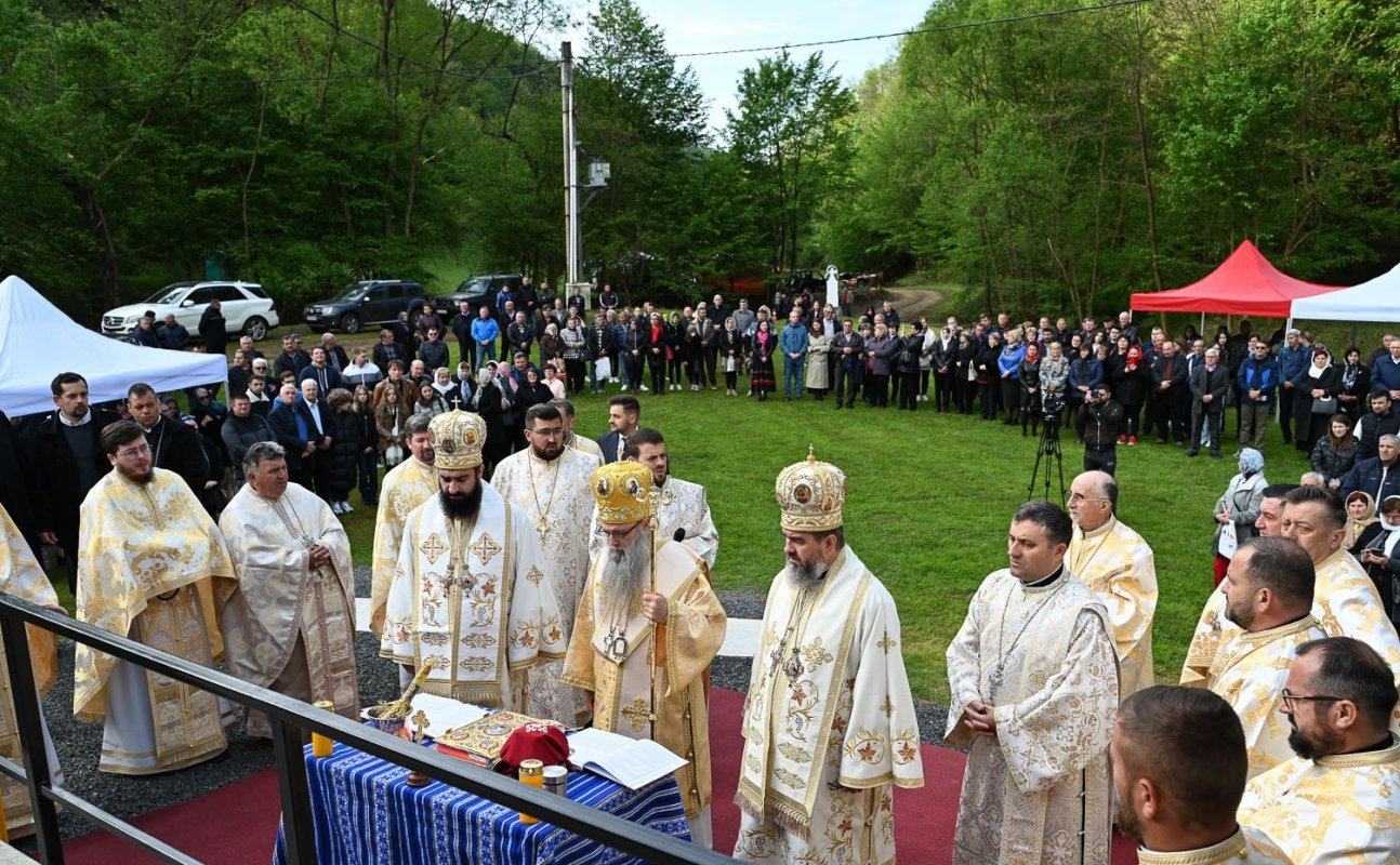 Sărbătoare în satul Potingani din Episcopia Devei și Hunedoarei 331304