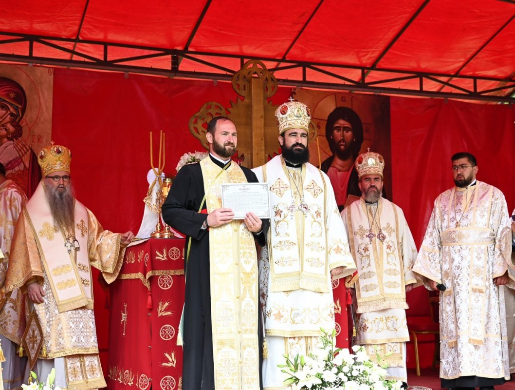 Sărbătoare în satul Potingani din Episcopia Devei și Hunedoarei 331306
