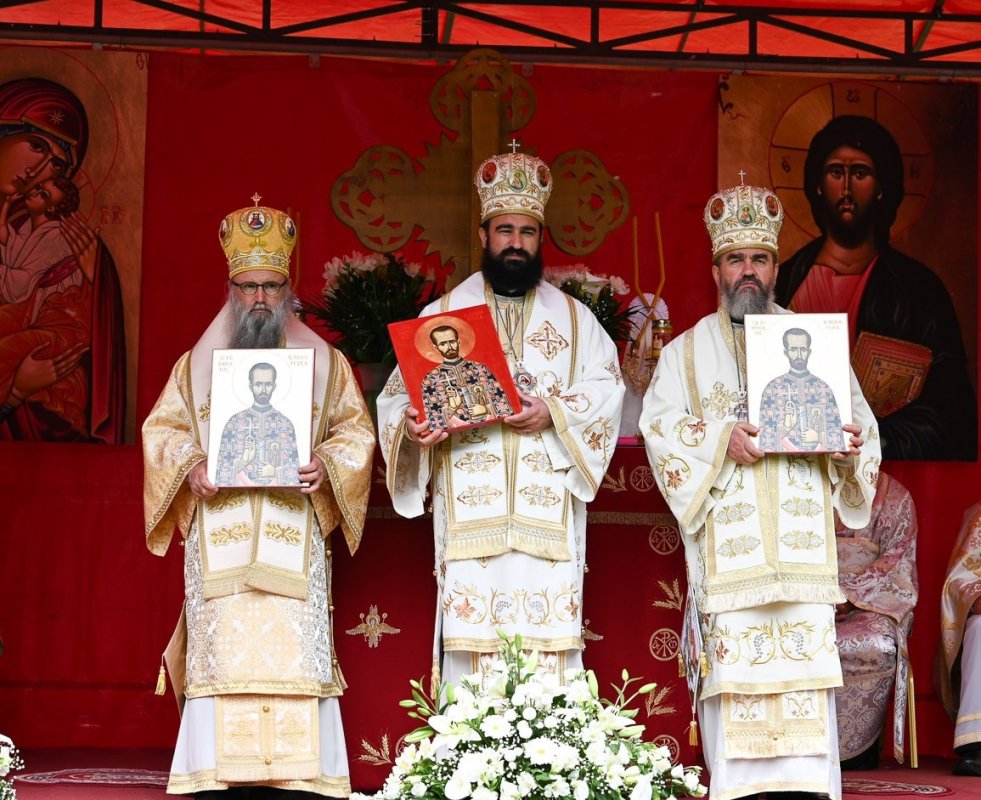 Sărbătoare în satul Potingani din Episcopia Devei și Hunedoarei 331307