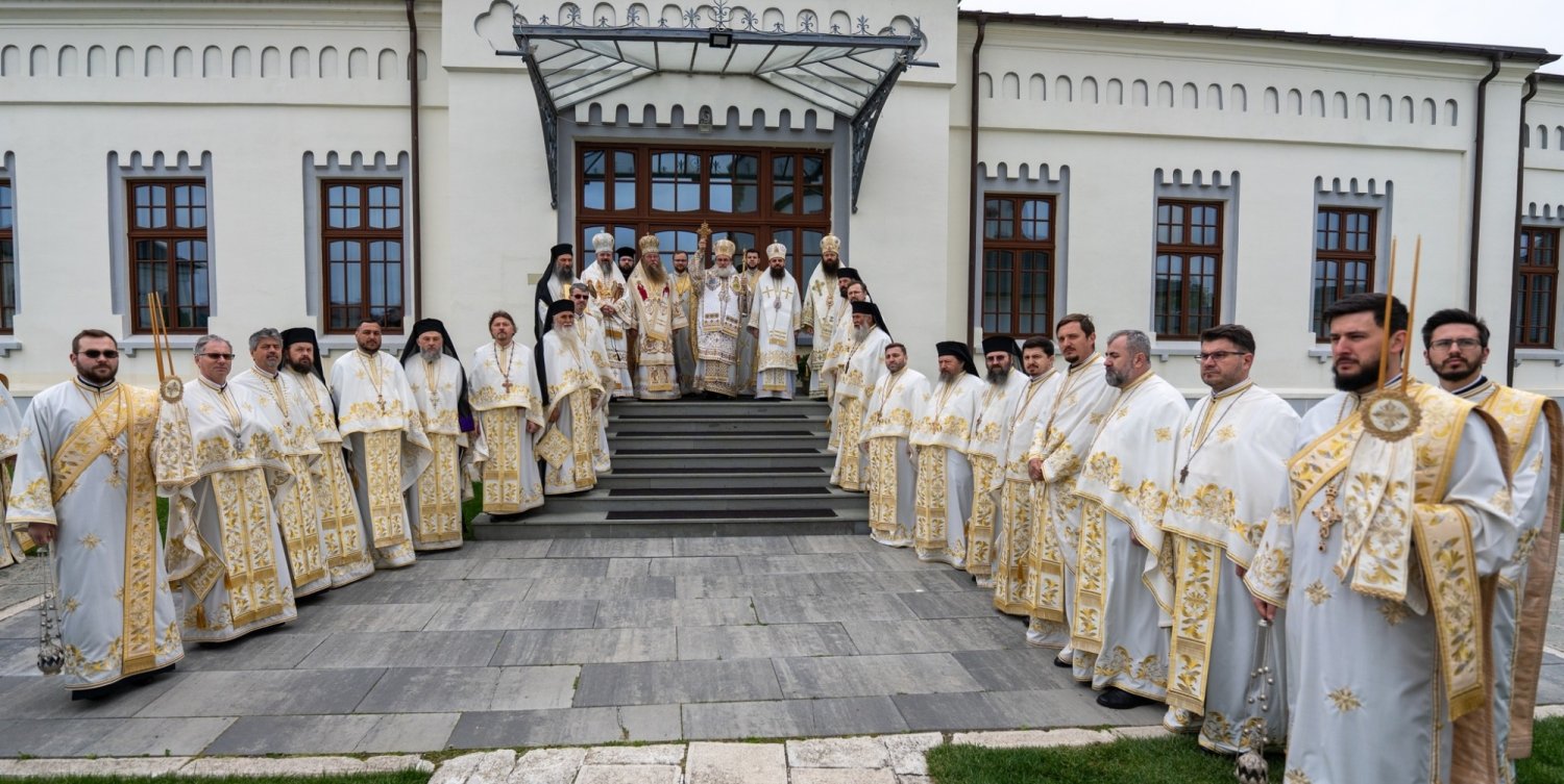 Cinci ierarhi au comemorat personalitatea Episcopului Melchisedec Ștefănescu la Roman 331842