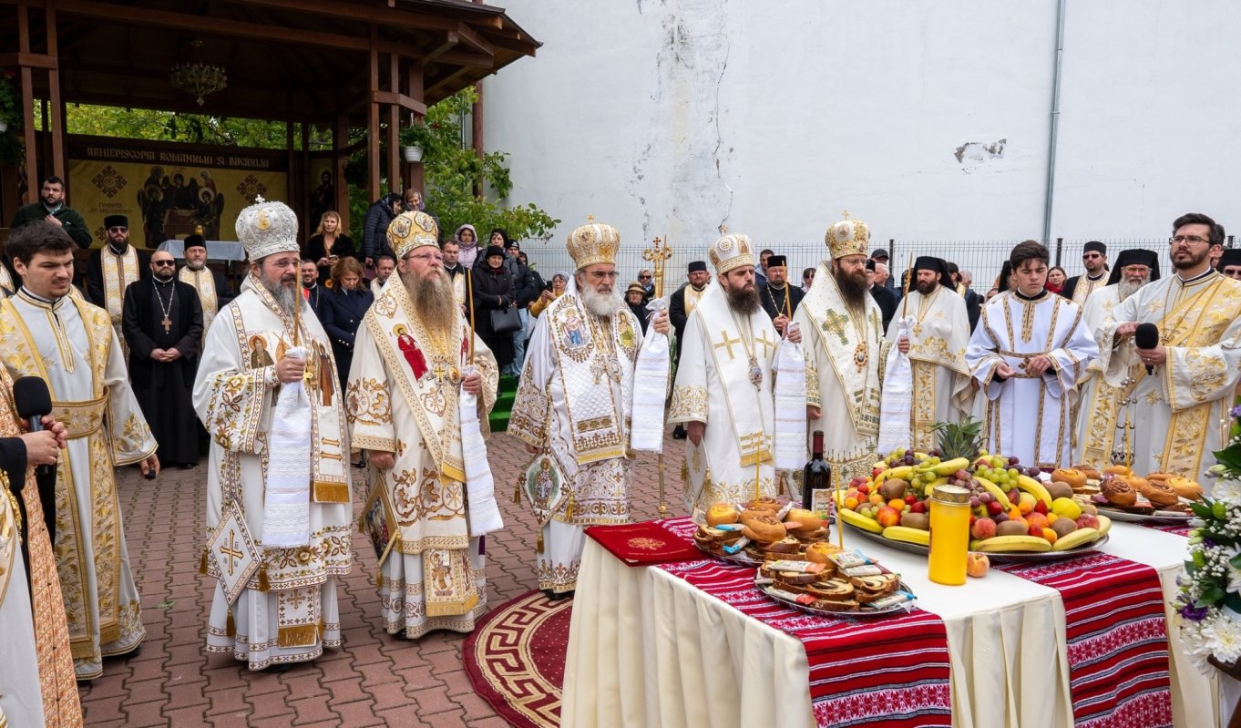 Cinci ierarhi au comemorat personalitatea Episcopului Melchisedec Ștefănescu la Roman 331844