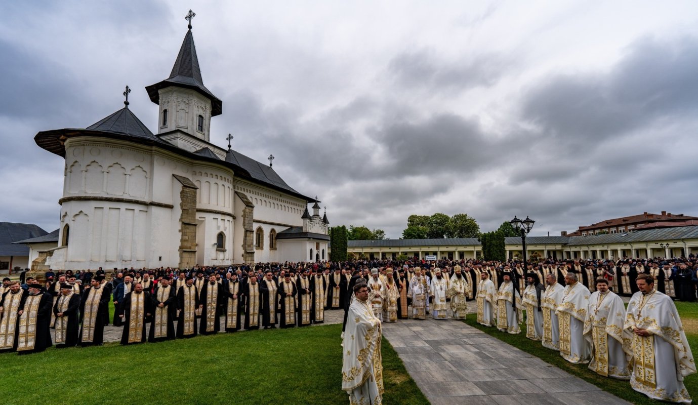 Cinci ierarhi au comemorat personalitatea Episcopului Melchisedec Ștefănescu la Roman 331845