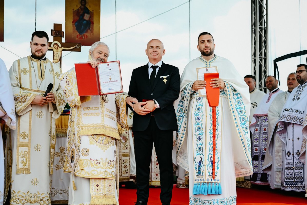 Resfințirea Bisericii „Sfinții Arhangheli Mihail și Gavriil” din Ghirișu Român 331955