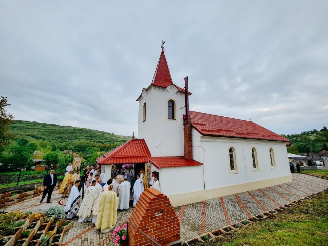 Resfințirea Bisericii „Sfinții Arhangheli Mihail și Gavriil” din Ghirișu Român 331956