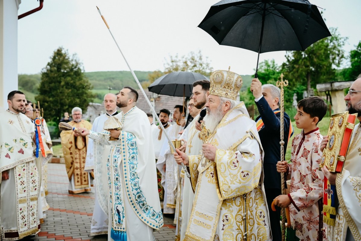 Resfințirea Bisericii „Sfinții Arhangheli Mihail și Gavriil” din Ghirișu Român 331957