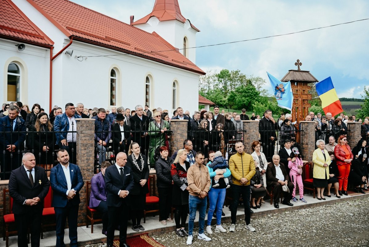 Resfințirea Bisericii „Sfinții Arhangheli Mihail și Gavriil” din Ghirișu Român 331958
