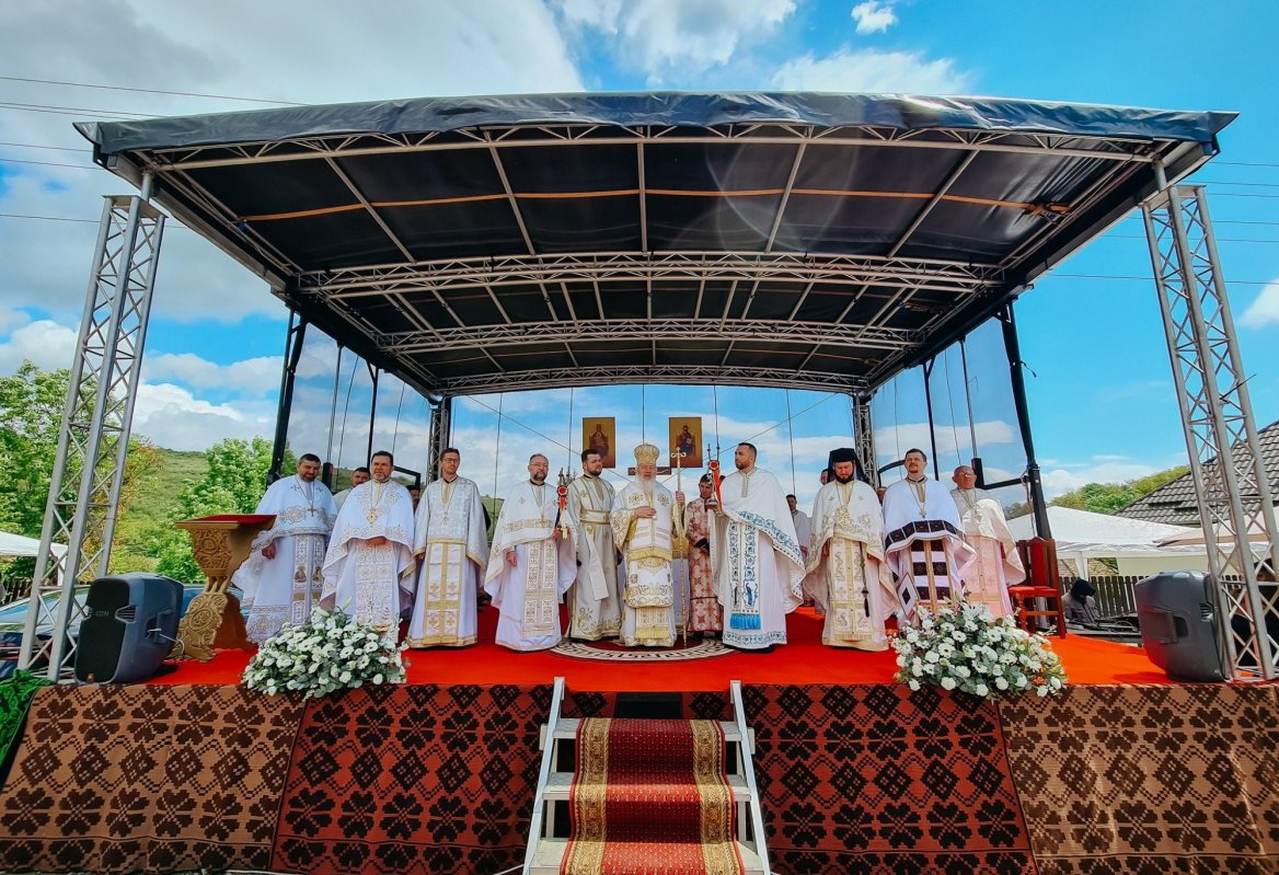 Resfințirea Bisericii „Sfinții Arhangheli Mihail și Gavriil” din Ghirișu Român 331959