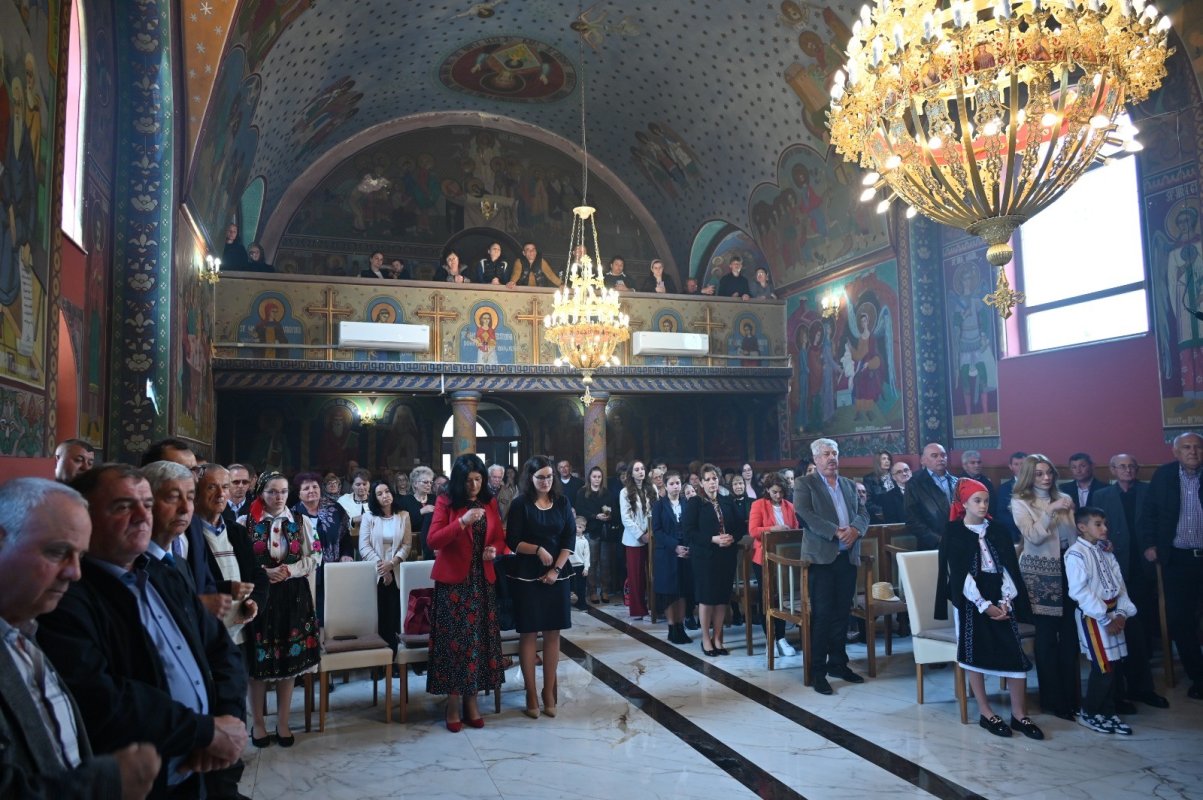 Binecuvântare arhierească la Bicaci, Episcopia Oradiei 332041