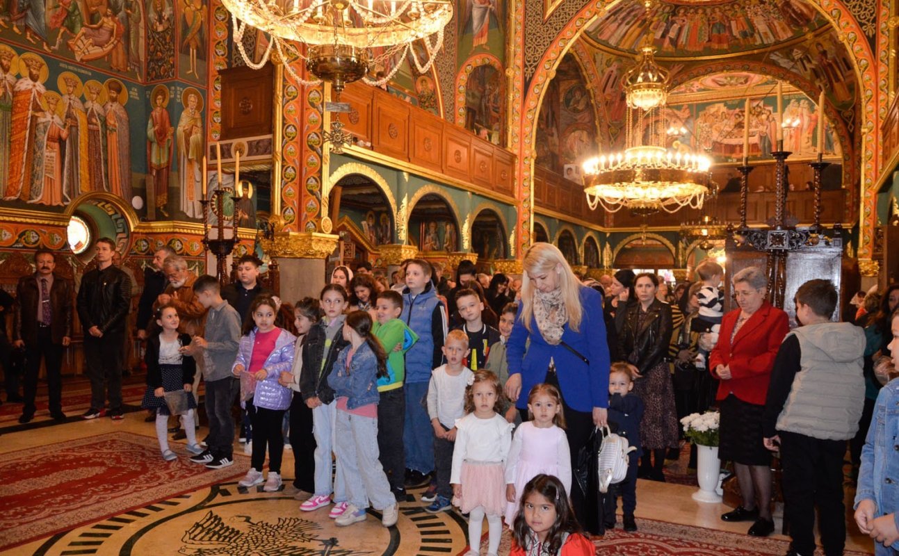 Slujirile ierarhilor hunedoreni în Duminica a 5‑a după Paști 332043