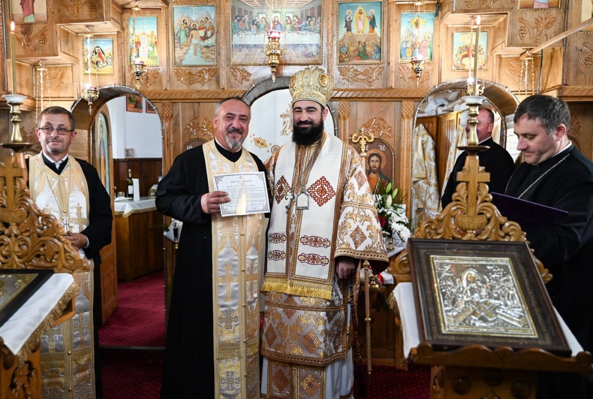 Slujirile ierarhilor hunedoreni în Duminica a 5‑a după Paști 332047