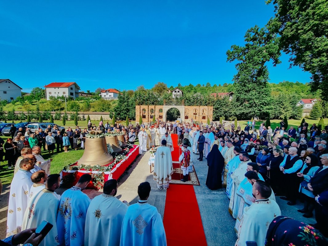 Hramul istoric al Mănăstirii Dobric și sfințirea noilor clopote 332319