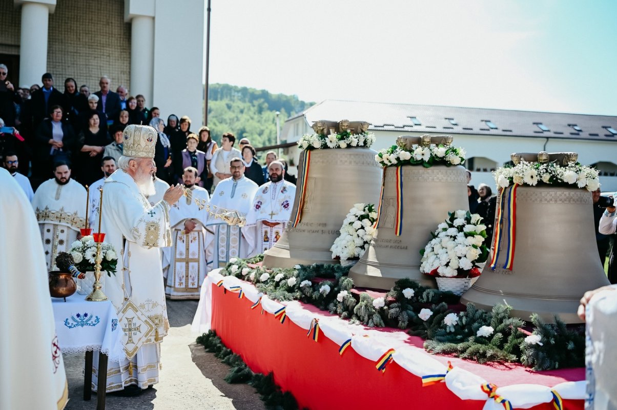 Hramul istoric al Mănăstirii Dobric și sfințirea noilor clopote 332321