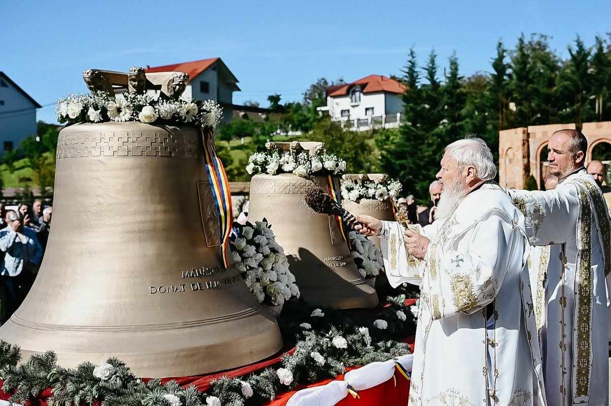 Hramul istoric al Mănăstirii Dobric și sfințirea noilor clopote 332322