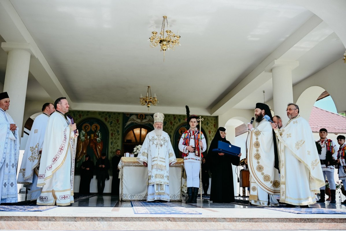 Hramul istoric al Mănăstirii Dobric și sfințirea noilor clopote 332323