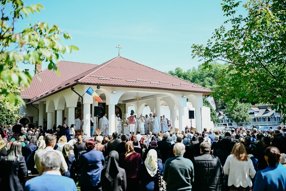 Hramul istoric al Mănăstirii Dobric și sfințirea noilor clopote 332324