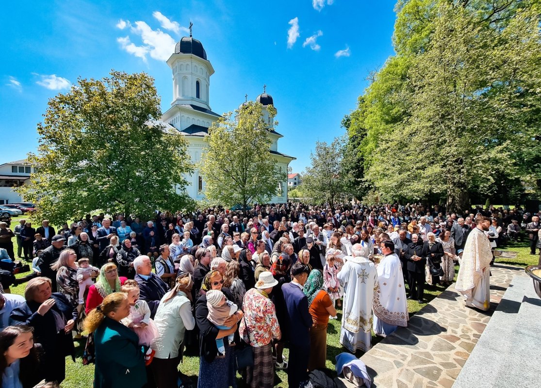 Hramul istoric al Mănăstirii Dobric și sfințirea noilor clopote 332325