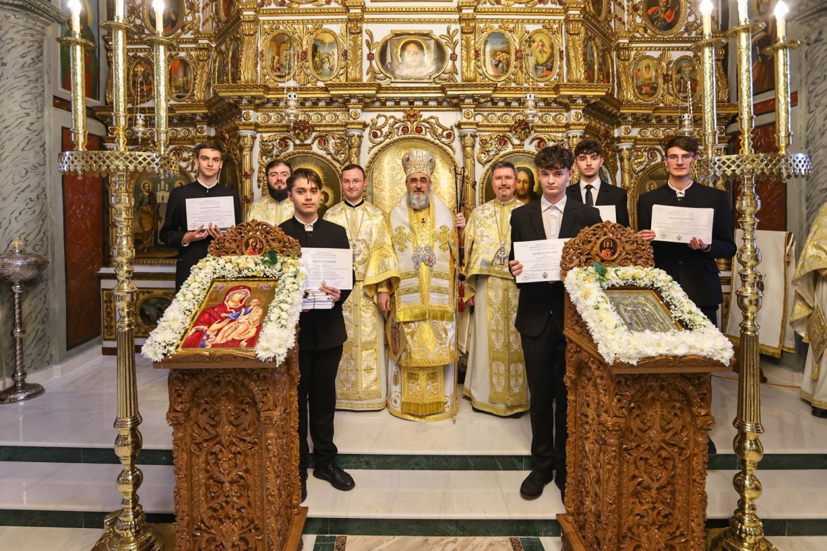 Sărbătoare pentru elevii și profesorii Seminarului „Chesarie Episcopul” 332344