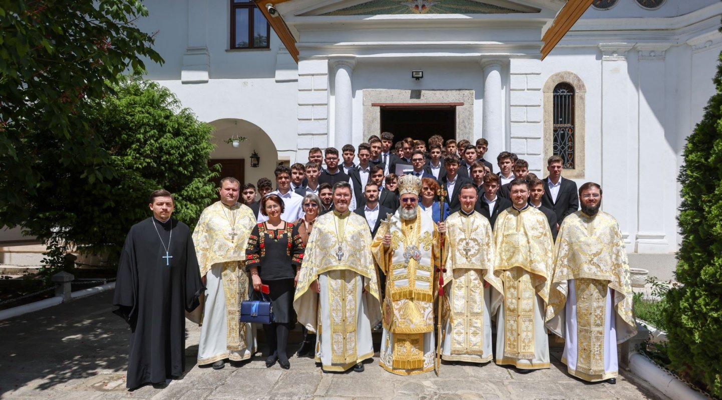 Sărbătoare pentru elevii și profesorii Seminarului „Chesarie Episcopul” 332345