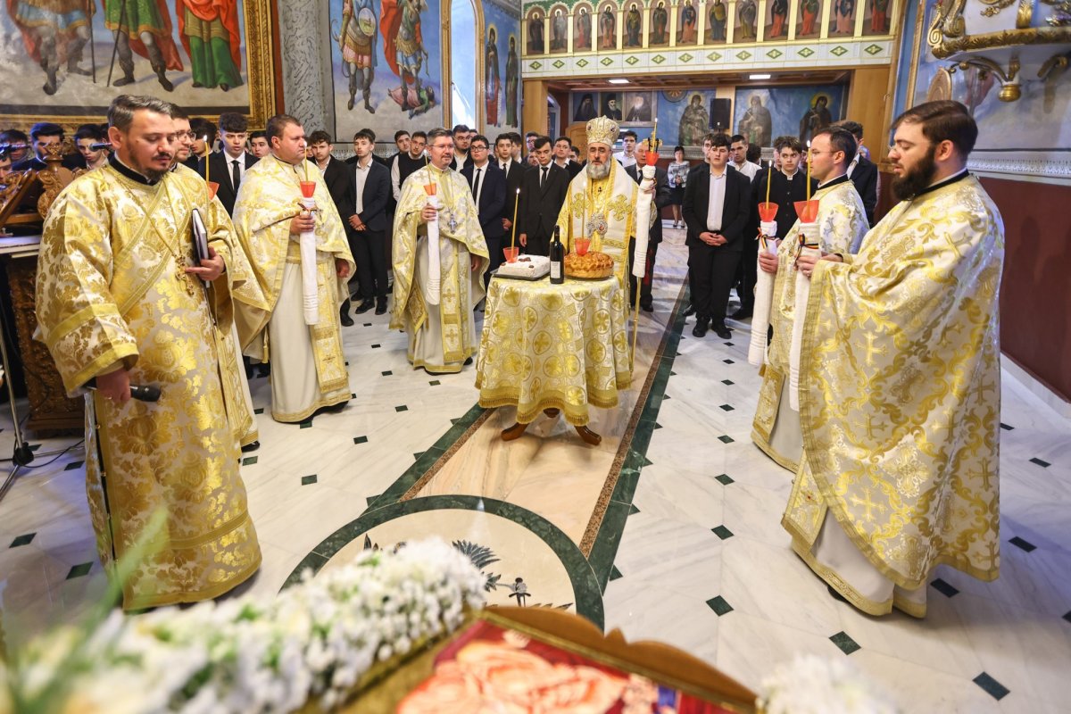 Sărbătoare pentru elevii și profesorii Seminarului „Chesarie Episcopul” 332346