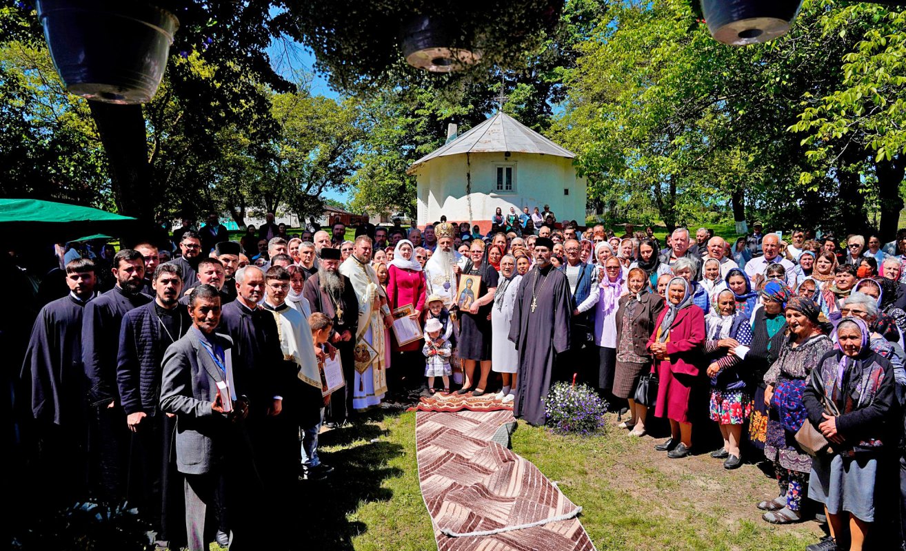 Sfințire de biserică în Dolhești, Iași 332337
