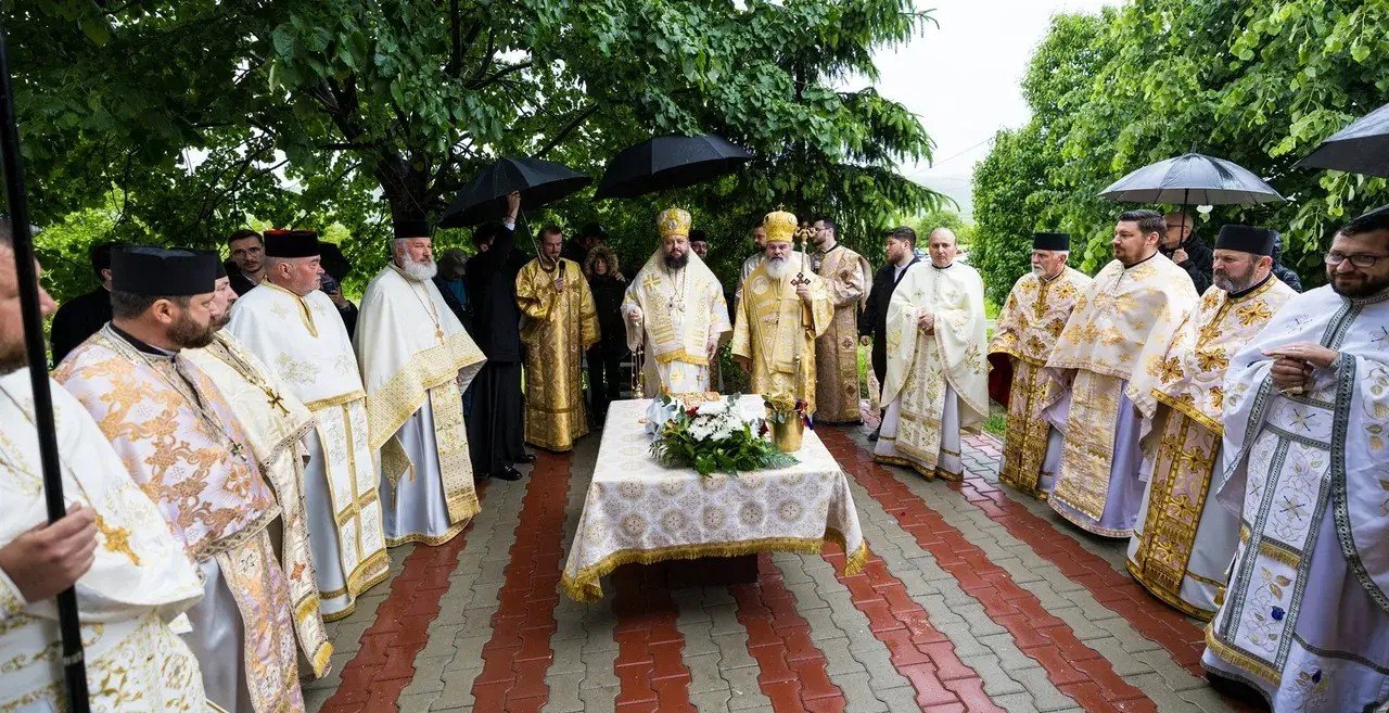 Doi ierarhi au sfințit biserica din localitatea Ștefan cel Mare, Vaslui 332624