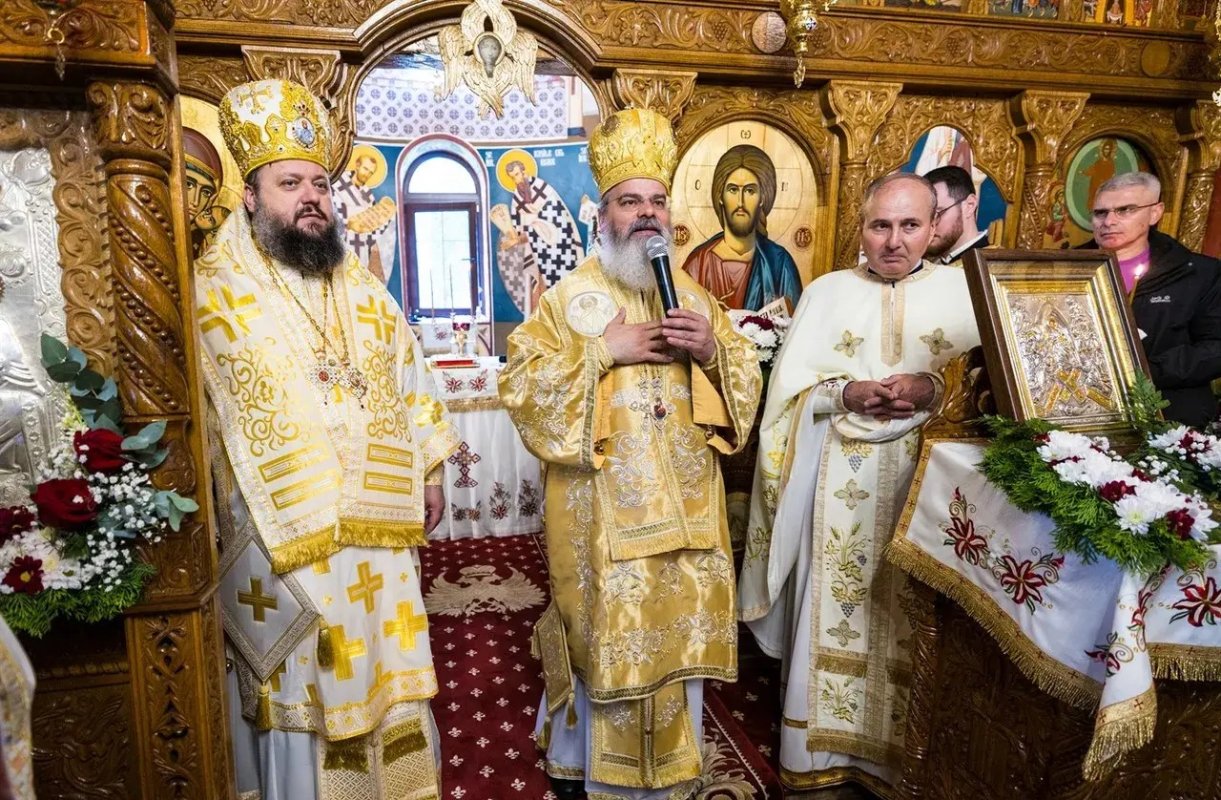Doi ierarhi au sfințit biserica din localitatea Ștefan cel Mare, Vaslui 332625