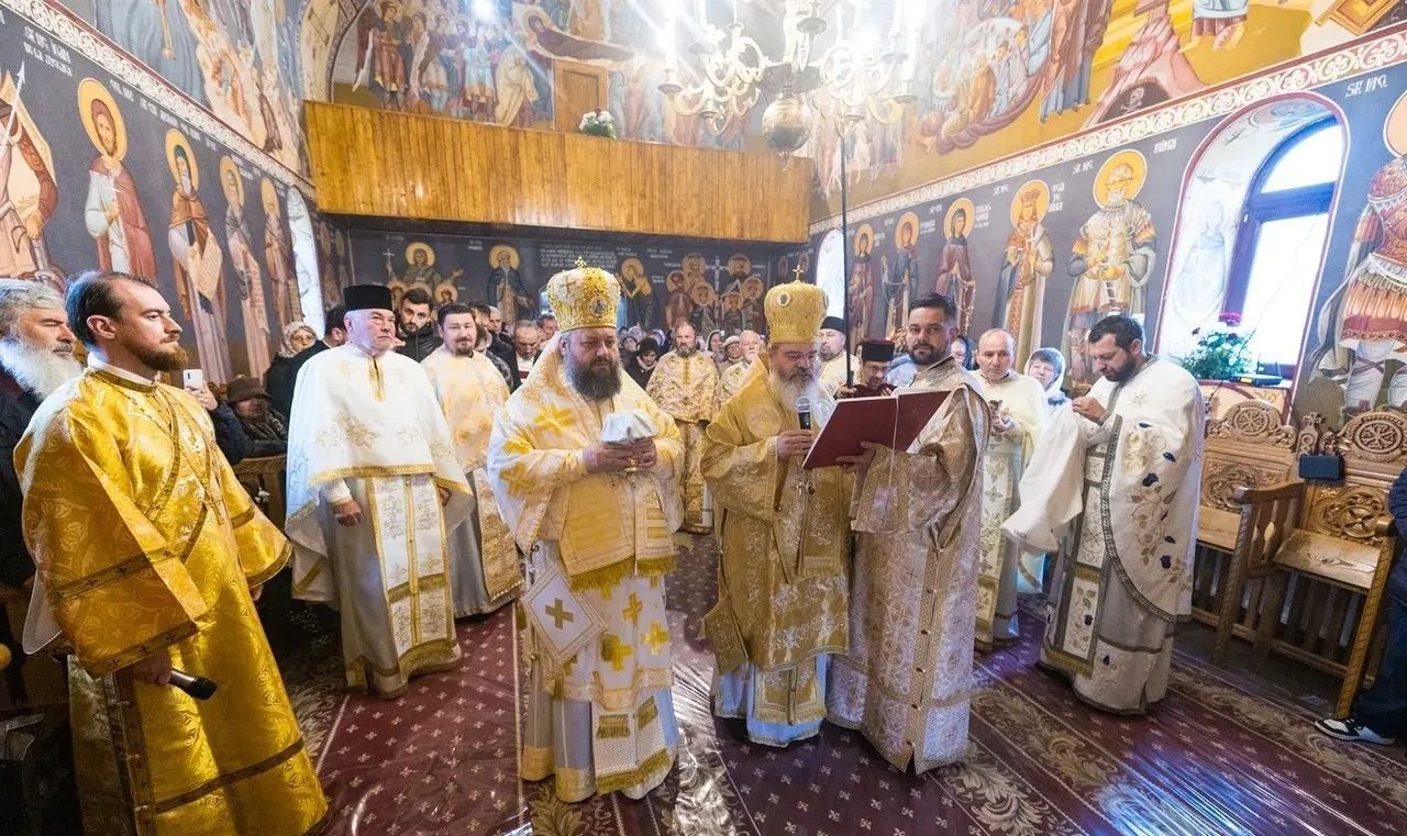 Doi ierarhi au sfințit biserica din localitatea Ștefan cel Mare, Vaslui 332761