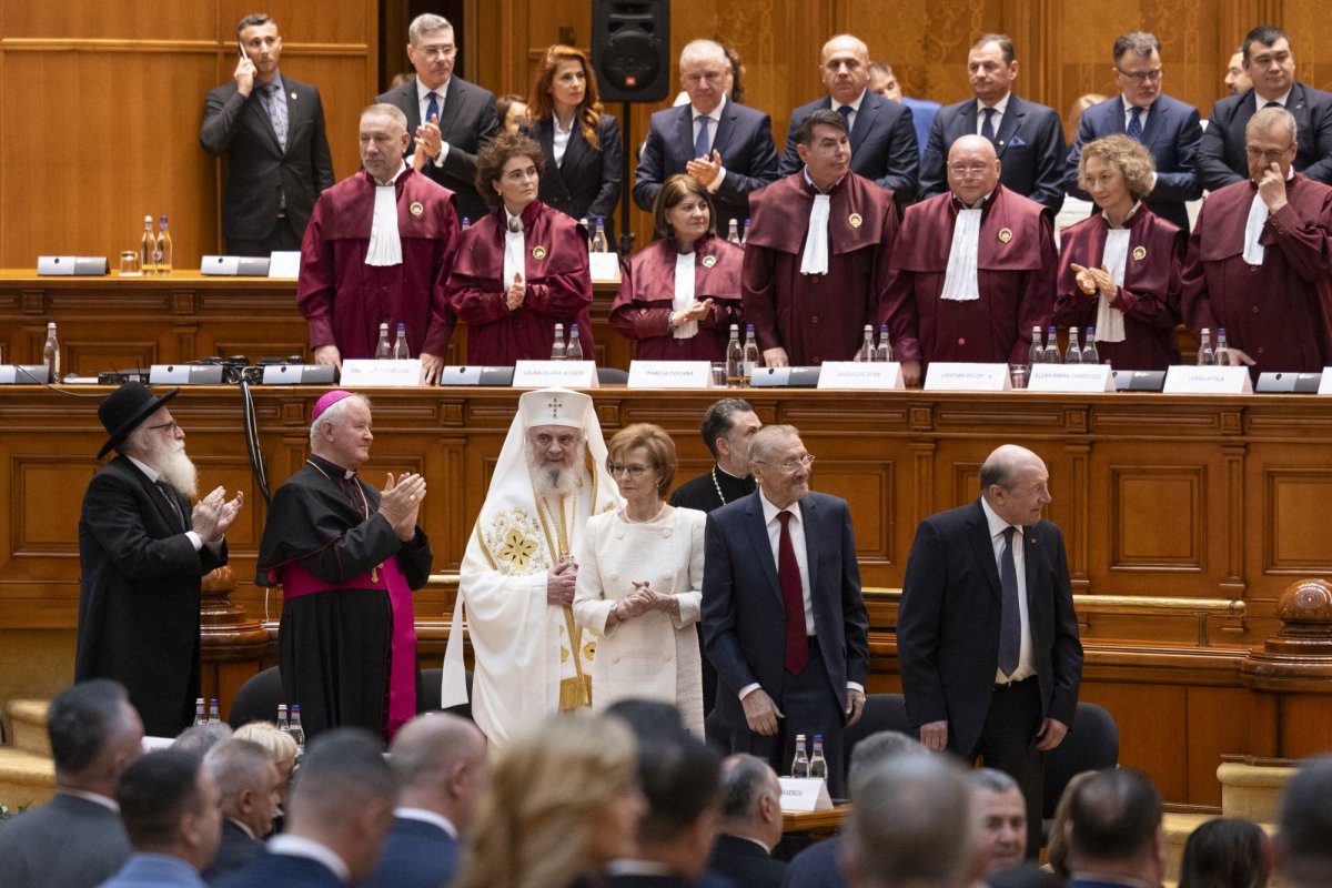Patriarhul României a participat la ceremonia de învestire a noului președinte al țării 332592