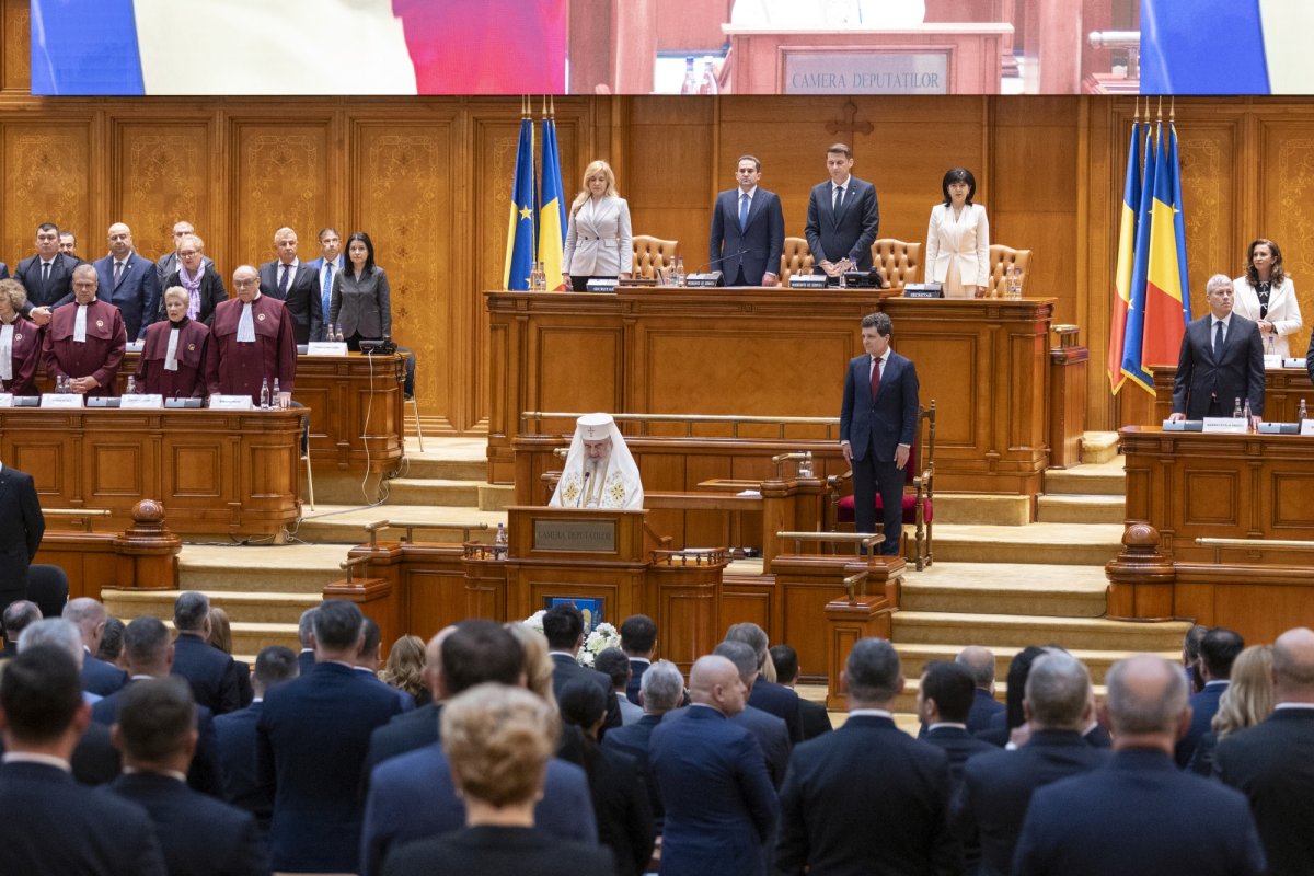 Patriarhul României a participat la ceremonia de învestire a noului președinte al țării 332601