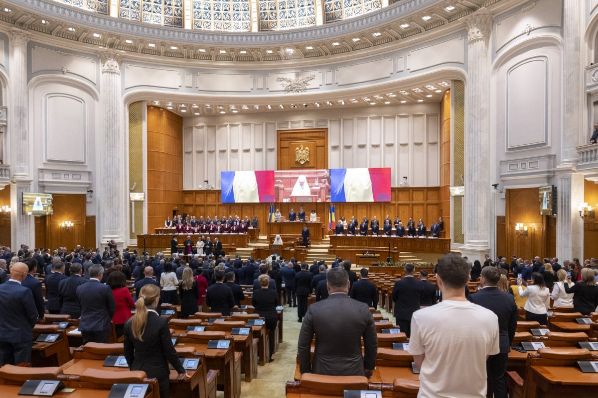 Patriarhul României a participat la ceremonia de învestire a noului președinte al țării 332604