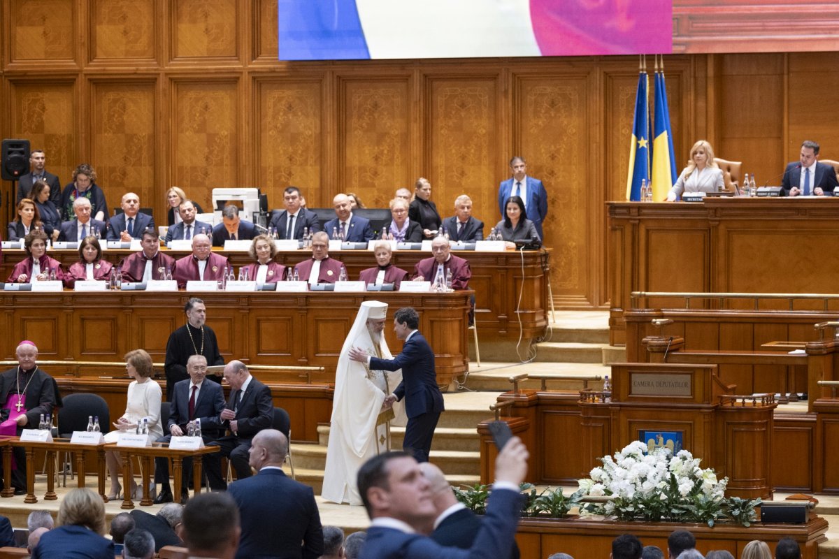Patriarhul României a participat la ceremonia de învestire a noului președinte al țării 332606