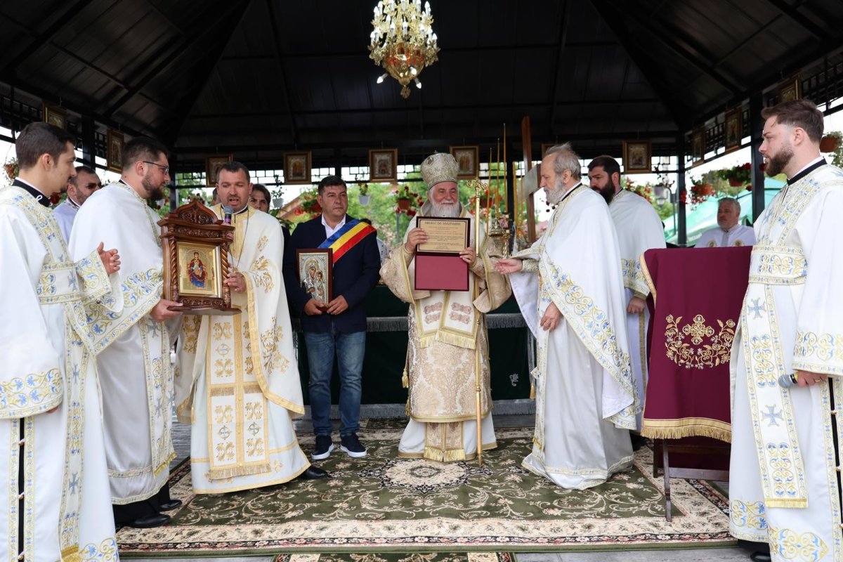 Sfinţirea Altarului de vară al Parohiei Dăbuleni 332589