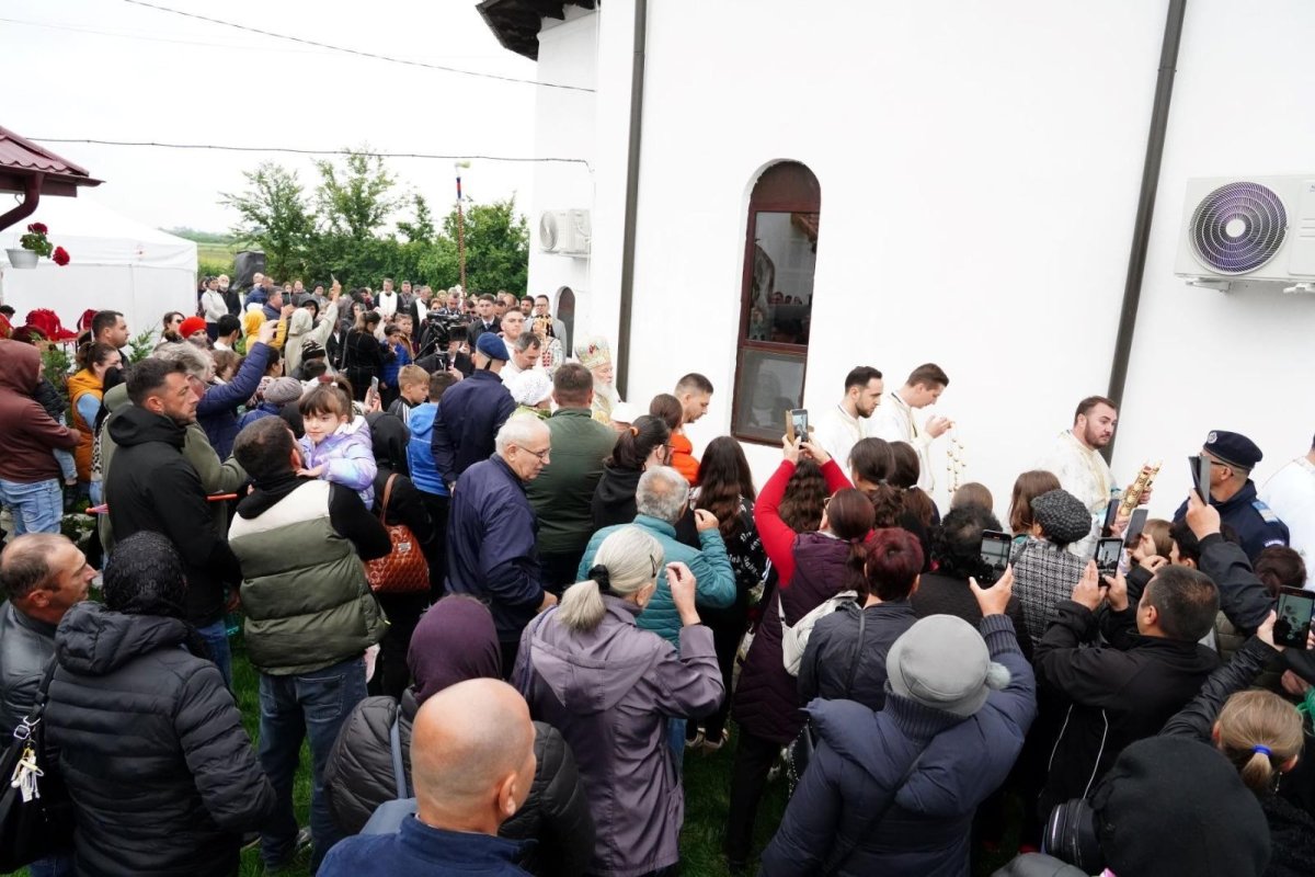 Sfințirea bisericii Parohiei Ionești din județul Dâmbovița 332610